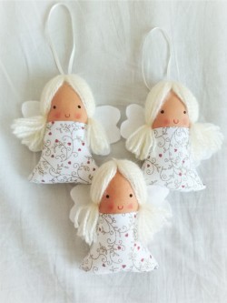 Vianočný anjelik ornamenty na bielej